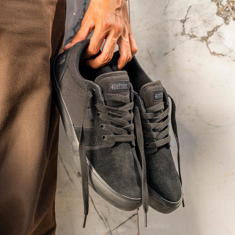 Etnies إتنيز بارج إل إس - مظهر كلاسيكي للتزلج، تصميم نحيف بالفولكانيز، ياقة مدرعة قوية، فولكانيز معزز، ملاءمة مبطنة، أحذية رياضية يومية - Image 1